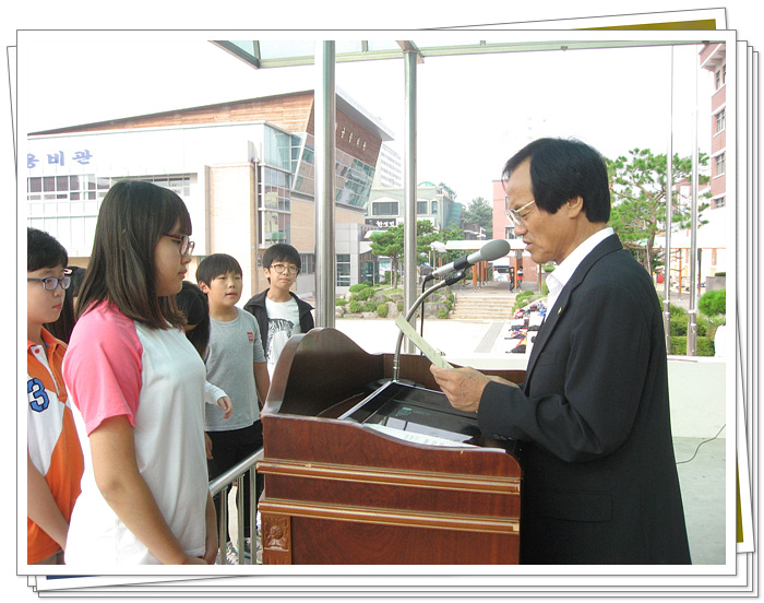 통일대비교실 우수소감문 부문 우수상 5학년 김지현 학생의 시상모습입니다