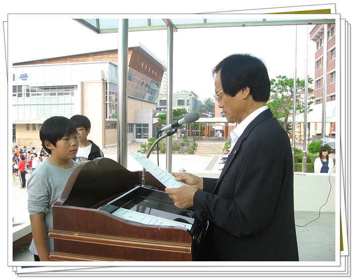 7월 사이버 학습평가 결과 추우수반 5학년 3반 대표 박경근 학생 시상 모습입니다.